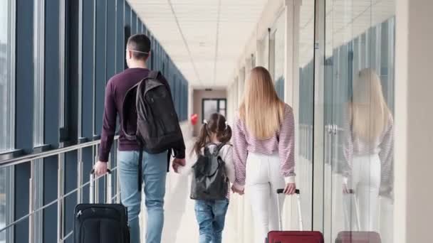 Menschen am Flughafen tragen Masken, um sich vor dem Virus zu schützen — Stockvideo