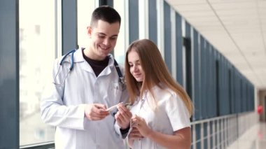 Doktor ve koruyucu maskeli bir çocuk hastanedeler.