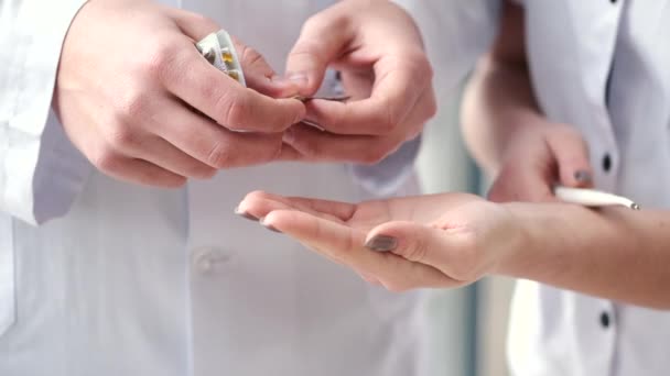 Doctor is sharing pills in hands — Stock Video