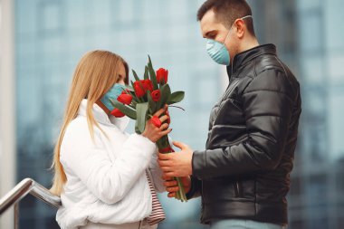 Maskeli Avrupalı çift bir arada