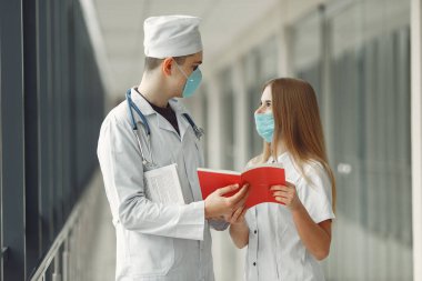 Maskeli doktorlar sorunu koridorda tartışıyorlar.
