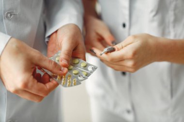 Doktor hapları başka bir doktorla paylaşıyor.