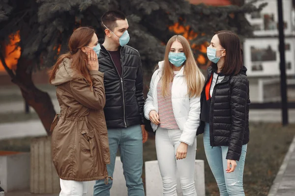 Los jóvenes están esparciendo máscaras desechables afuera —  Fotos de Stock