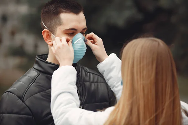 Los jóvenes están esparciendo máscaras desechables afuera —  Fotos de Stock