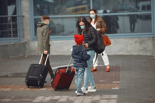 Los viajeros que salen del aeropuerto llevan máscaras protectoras. —  Fotos de Stock