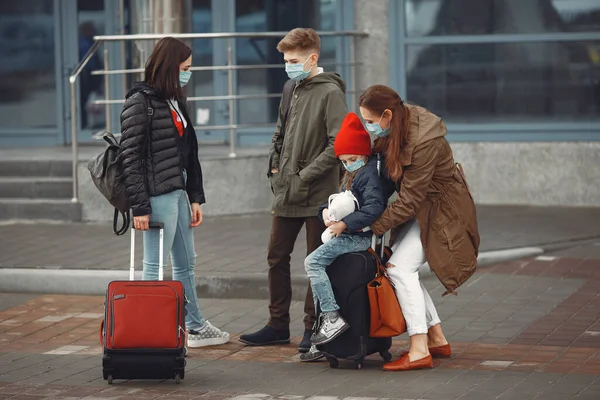 Ibu Eropa dalam respirator dengan anak-anak berdiri di dekat bangunan . — Stok Foto