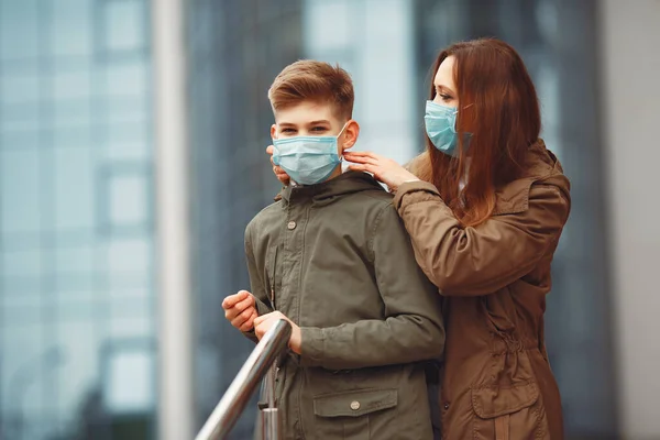 Madre e hijo llevan máscaras desechables — Foto de Stock