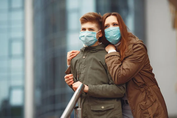 Ibu dan anak mengenakan masker sekali pakai — Stok Foto