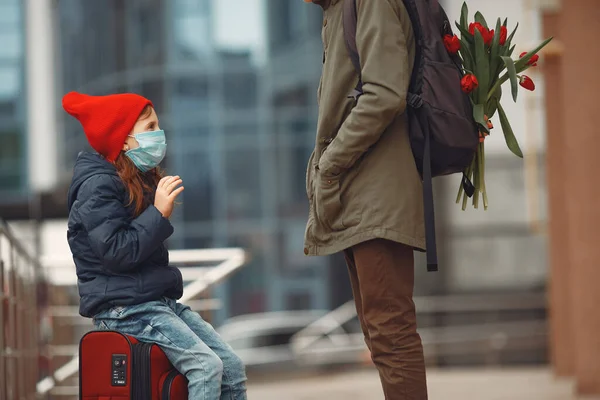 男の子はチューリップの束と立っていると女の子に花を与える — ストック写真