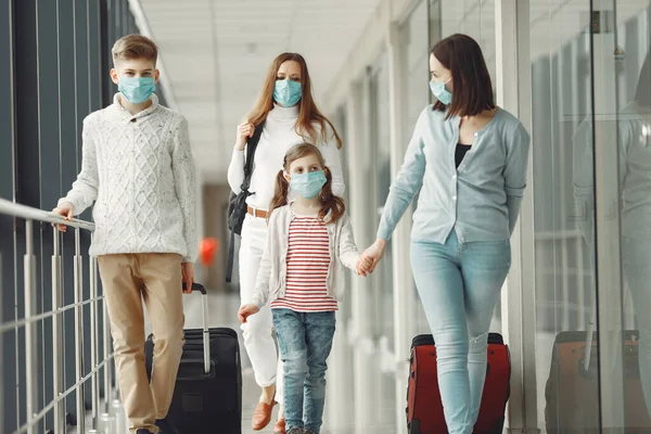 Las personas en el aeropuerto están usando máscaras para protegerse del virus — Foto de Stock