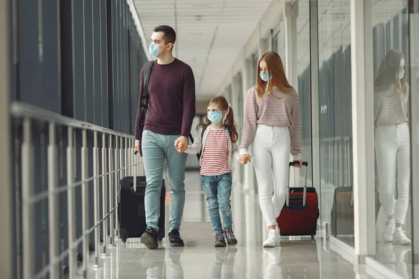 Las personas en el aeropuerto están usando máscaras para protegerse del virus —  Fotos de Stock