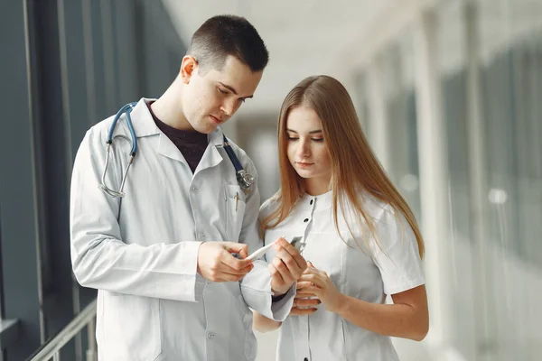 Doutor está compartilhando pílulas nas mãos de outro médico — Fotografia de Stock