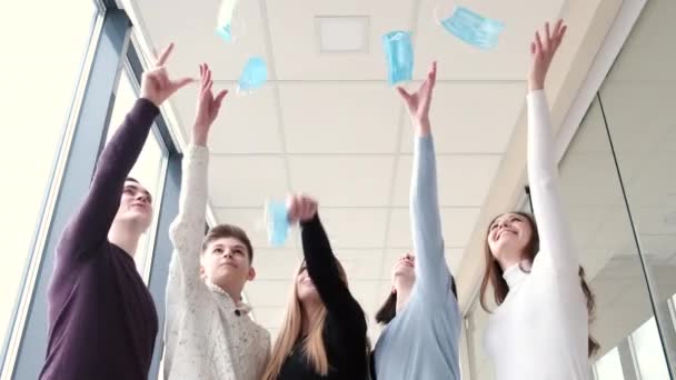 Les jeunes jettent des masques protecteurs dans l'air — Video