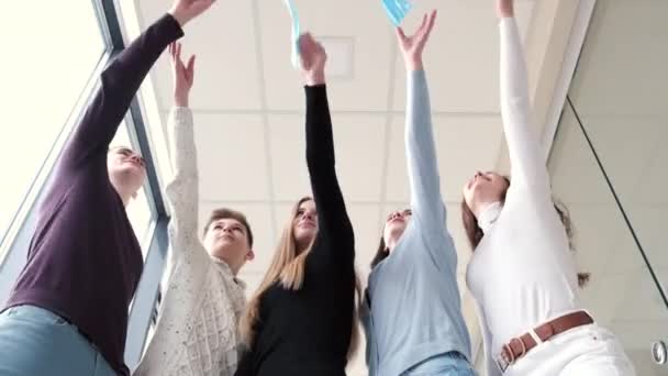 Os jovens estão jogando máscaras protetoras no ar — Vídeo de Stock