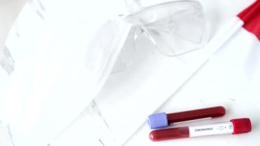 Coronavirus testi ve Polonya bayrağı masada..