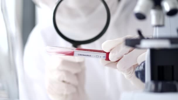 Scientist is examining coronavirus sample in a laboratory — Stockvideo