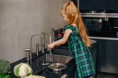 Bir mutfak, küçük kız