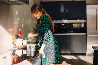 nubes sobre zionkadın bir mutfak