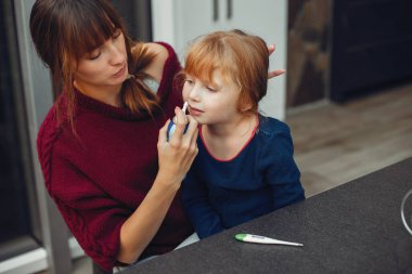 Anne kızını evde davranır