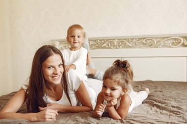 Güzel bir aile tuvalette vakit geçirir.