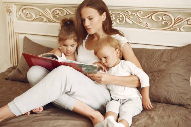 Güzel bir aile tuvalette vakit geçirir.