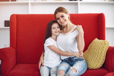 Anne ve küçük kızı evde iyi eğlenceler.
