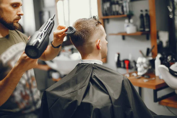 Mann verstaut sich beim Friseur — Stockfoto