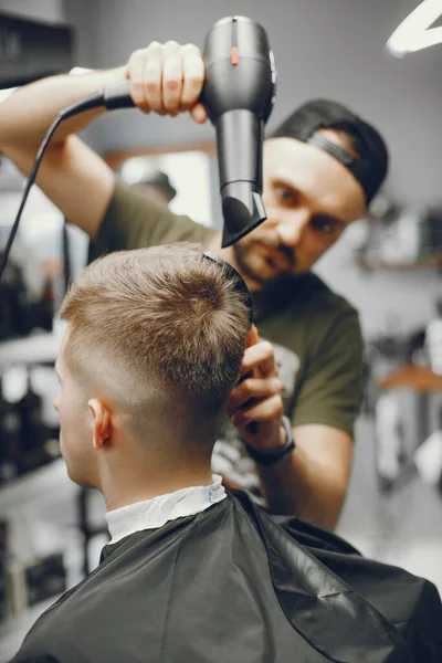Un hombre hace una estiba en la barbería —  Fotos de Stock