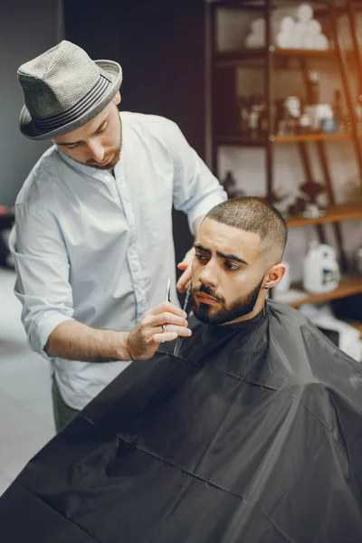 The man cuts his beard in the barbershop — Stock Photo, Image