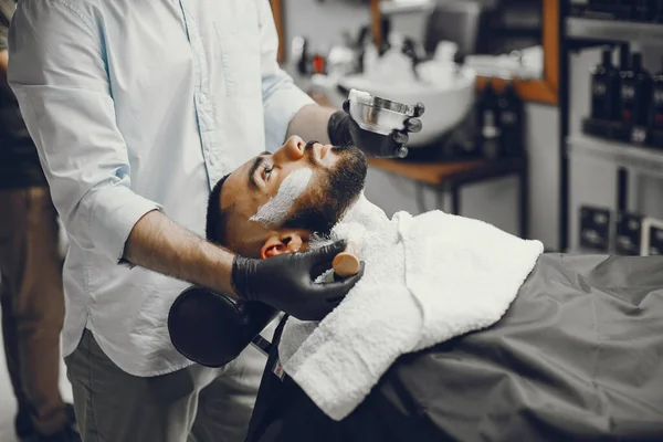 那个人在理发店里剪掉了胡子 — 图库照片