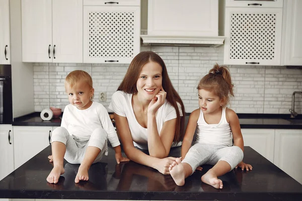 O familie frumoasă petrece timp într-o bucătărie — Fotografie, imagine de stoc