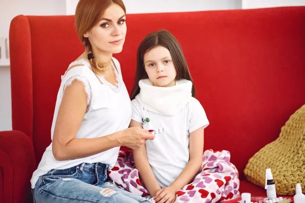 Mãe mede a temperatura de sua filha doente — Fotografia de Stock