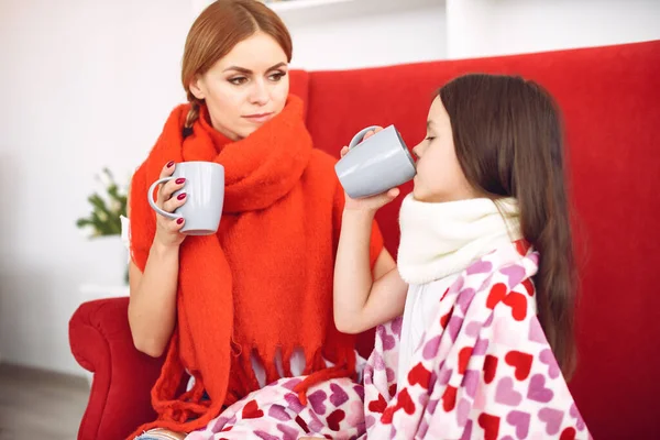 Madre dà la sua figlia malata tè caldo — Foto Stock