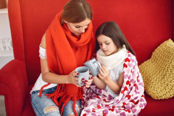 Madre le da a su hija enferma té caliente —  Fotos de Stock