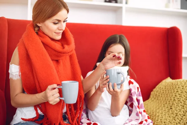 Mother gives her sick daughter hot tea — Stock Photo, Image