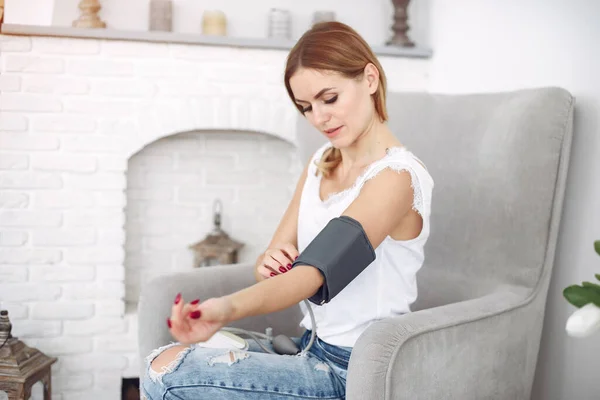 Woman measures herself pressure at home — Stock Photo, Image