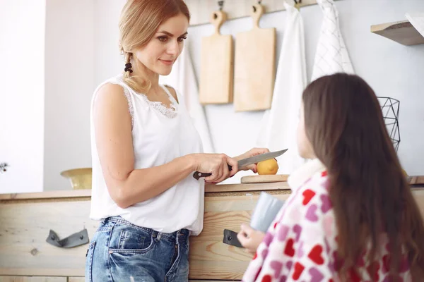 Madre haciendo té para su hija enferma — Foto de Stock