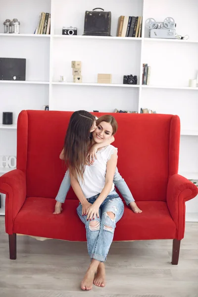 Madre e hija se divierten en casa — Foto de Stock