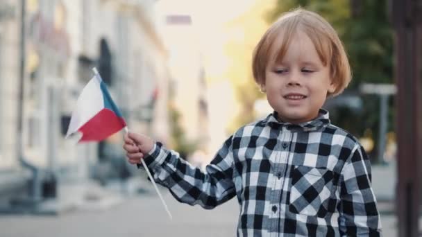 Niño con el pelo rubio sosteniendo la bandera de República Checa — Vídeos de Stock