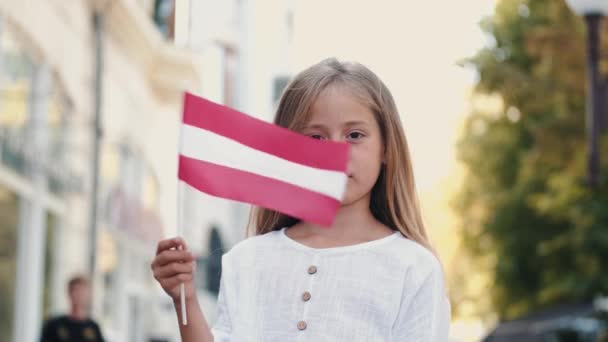 Dívka držící rakouskou vlajku zastupující zemi mimo — Stock video