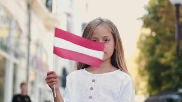 Niña sosteniendo bandera austriaca representando país fuera — Vídeo de stock