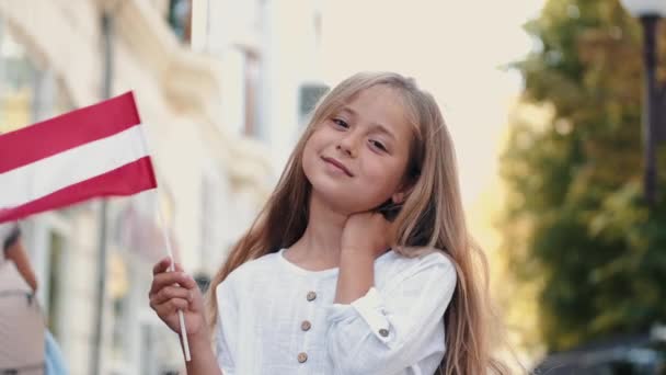 Ragazza con bandiera austriaca che rappresenta il paese al di fuori — Video Stock