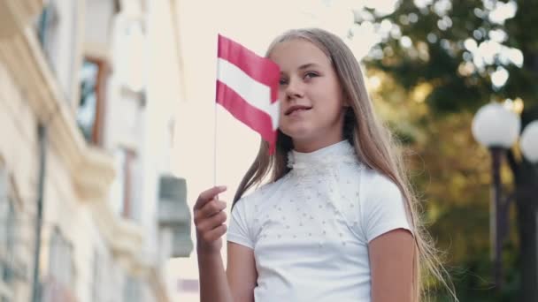 Dışarıda ülkeyi temsil eden Avusturya bayrağı tutan bir kız. — Stok video