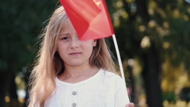 Портрет блондинки с флагом Люксембурга снаружи — стоковое видео
