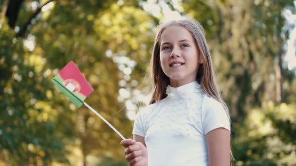 Retrato de niña con bandera italiana en el parque de la ciudad — Vídeo de stock