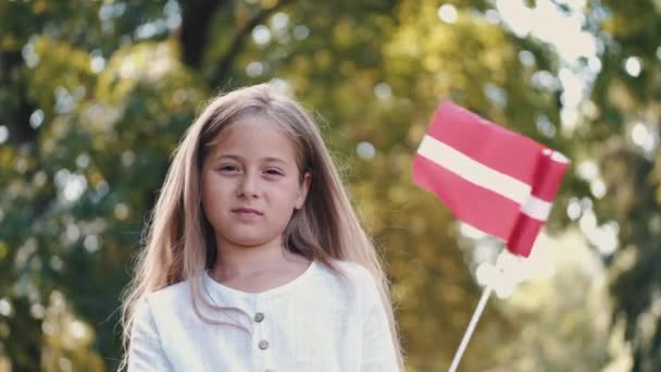 Portret van blond meisje met Oostenrijkse vlag in park — Stockvideo