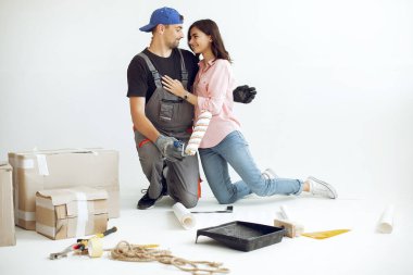 Genç ve sevimli aile odayı onarıyor.