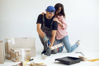 Genç ve sevimli aile odayı onarıyor.