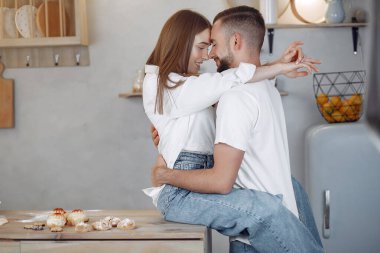 Güzel bir çift mutfakta vakit geçirir.
