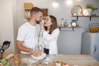 Güzel çift bir mutfakta yemek hazırlamak